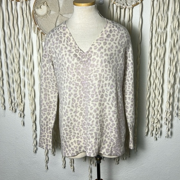 360 Cashmere V-Neck Cashmere Sweater Size L Lilac and Gray On Cream Leopard - Picture 1 of 9